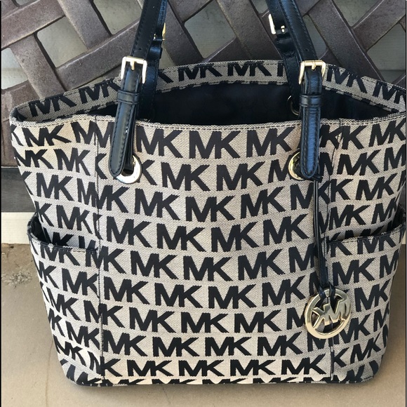 Michael Kors Handbags - 🌺🌹Michael kors signature logo tote bag